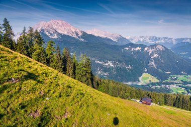 Schneibstein dağ sırtındaki Konigsee Gölü 'nün üstündeki kablo kabininden görüntüyü al. Almanya ve Avusturya Alpleri sınırında renkli bir yaz sabahı. Berchtesgaden konumu, Bavyera, Almanya, Avrupa.