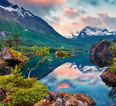 Innerdalsvatna Gölü 'nde etkileyici bir yaz gündoğumu. Norveç, Avrupa 'da renkli bir sabah sahnesi. Doğa konseptinin güzelliği. İşlenmiş fotoğraf sonrası sanatsal stil.