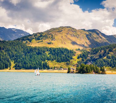 Sils gölünde küçük bir yat. İsviçre Alplerinde, Maloja geçidinde, Grisons, İsviçre ve Avrupa kantonunda Upper Engadine 'de renkli sabah manzarası. İşlenmiş fotoğraf sonrası sanatsal stil.