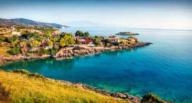 Zakynthos adasında küçük bir körfez. İyon Denizi 'nin güneşli bahar deniz manzarası Mikro Nisi köyü, Yunanistan, Avrupa. Seyahat konsepti geçmişi. İşlenmiş fotoğraf sonrası sanatsal stil