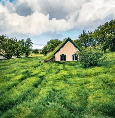 Küçük Hof köyündeki görkemli kilise binası. Skaftafell 'de, Vatnajokull Ulusal Parkı' nda, Güneydoğu İzlanda, Avrupa 'da muhteşem bir günbatımı. Seyahat konsepti arka planı