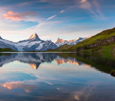 Wetterhorn zirvesi Bachsee Gölü 'nün su yüzeyine yansıdı. Bernese Oberland Alplerinde renkli yaz gündoğumu, Grindelwald konumu, Innertkirchen, İsviçre, Avrupa.
