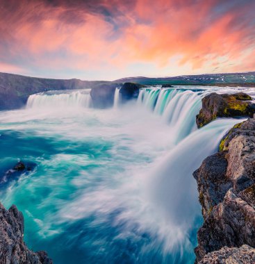 Godafoss Şelalesi 'nde yaz sabahı sahnesi. İzlanda, Avrupa 'daki Skjalfandafljot nehrinde dramatik bir gün batımı. İşlenmiş fotoğraf sonrası sanatsal stil.