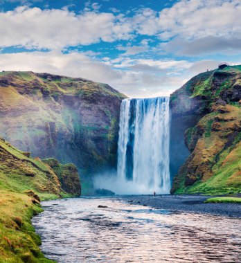Skogafoss Şelalesi 'nin Skoga nehri üzerindeki inanılmaz yaz manzarası. İzlanda, Avrupa 'da renkli bir yaz sahnesi. İşlenmiş fotoğraf sonrası sanatsal stil.