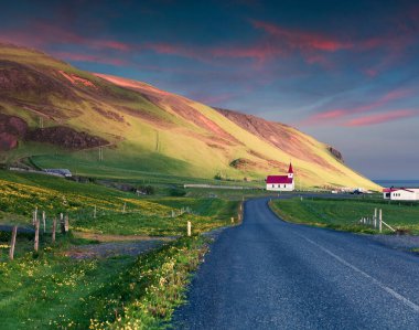 Reyniskirkja Kilisesi, Vik köyü ile dramatik yaz günbatımı. İzlanda, Avrupa 'nın güney kıyısında renkli bir açık hava sahnesi.