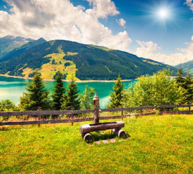 Speicher Durlassboden Gölü 'nün renkli yaz manzarası. Avusturya Alpleri, Yukarı Avusturya, Avrupa 'daki Richterspitze Dağları' nın parlak sabah manzarası. Doğa konseptinin güzelliği