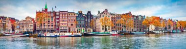 Amsterdam 'ın panoramik sonbahar manzarası. Meşhur Hollanda kanalları ve harika şehir manzarası. Hollanda, Avrupa 'nın renkli sabah manzarası. Seyahat konsepti arka planı.