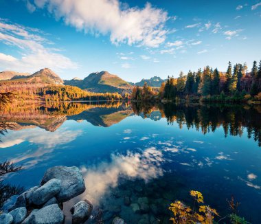 Strbske Pleso Gölü 'nün muhteşem sonbahar manzarası. Slovakya, Avrupa 'daki High Tatras Ulusal Parkı' nın romantik sabah sahnesi. Doğa konseptinin güzelliği.