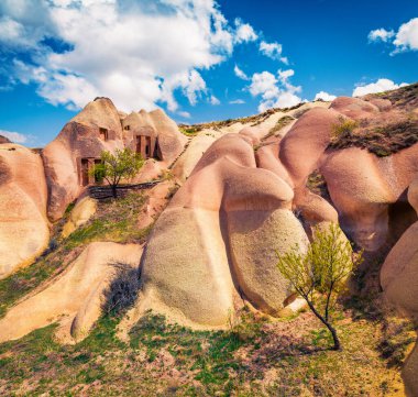 Uchisar Kalesi yakınlarındaki egzotik harabeler. Kapadokya 'nın güneşli bahar manzarası. Nevsehir ilinin Uchisar köyünün güzel manzarası, Türkiye, Asya. 
