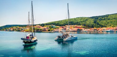 Fiskardo limanının parlak panoramik görüntüsü. İyon Denizi 'nin muhteşem bahar deniz manzarası. Kefalonia Adası, Yunanistan, Avrupa 'nın resimli sabah manzarası. Seyahat konsepti arka planı