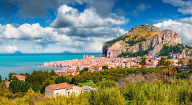Arka planda Piazza del Duomo kilisesi olan Cefalu şehrinin etkileyici yaz manzarası. Sicilya, İtalya, Avrupa 'nın muhteşem sabah manzarası. Akdeniz 'in güneşli deniz manzarası.