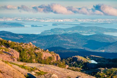 Stavanger City 'nin puslu sabah manzarası. Norveç, Avrupa 'nın renkli yaz manzarası. Seyahat konsepti geçmişi. İşlenmiş fotoğraf sonrası sanatsal stil