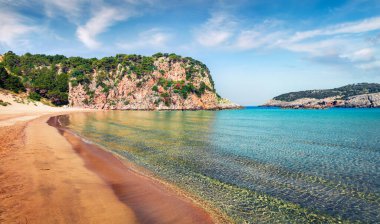 Voidokilia plajının renkli bahar manzarası. İyon Denizi 'nde harika bir sabah manzarası, Pilos kasabası, Yunanistan, Avrupa. Doğa konseptinin güzelliği. İşlenmiş fotoğraf sonrası sanatsal stil.