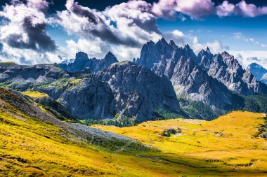 Ulusal Park Tre Cime di Lavaredo 'da dramatik bulutlar. Dolomite Alpleri, Güney Tirol 'de güneşli bir yaz sahnesi. Konum Auronzo, İtalya, Avrupa.