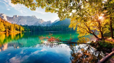 Slovenya ile Boder 'de Fusine Superiaore ve Fusine Inferiore adlı iki fantastik göl bulundu. Julian Alps 'in parlak sabah sahnesinde Mangart zirvesi arka planda, Udine ili, İtalya.