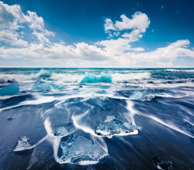 Jokulsarlon sahilindeki dalgalarla yıkanmış buz blokları. Güneydoğu İzlanda, Avrupa 'daki Vatnajokull Ulusal Parkı' nın dramatik yaz sahnesi. Doğa konseptinin güzelliği.