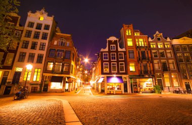 Amsterdam 'ın gece görüş caddeleri. İlkbaharda Hollanda tarzı binalar. Hollanda, Avrupa.