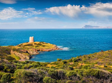 Arka planda Torre di Pixinni kulesi olan Piscinni Körfezi 'nin muhteşem yaz manzarası. Sardunya Adası, İtalya, Avrupa 'nın resimli sabah manzarası. Akdeniz manzarası var. Doğa konseptinin güzelliği.