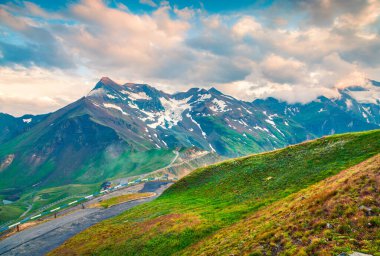 Grossglockner Dağları 'nın yaz sabahı manzarası Grossglockner High Alpine Yolu' ndan. Avusturya Alplerinde gün batımı, Zell am See bölgesi, Avusturya, Avrupa 'da Salzburg eyaleti. İşlenmiş fotoğraf sonrası sanatsal stil.