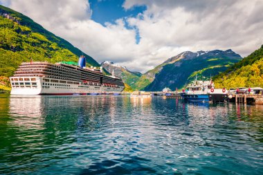 Norveç 'in batısındaki Geiranger limanının güneşli yaz manzarası. Sunnylvsfjorden fiyordunun muhteşem manzarası. Seyahat konsepti geçmişi. İşlenmiş fotoğraf sonrası sanatsal stil.