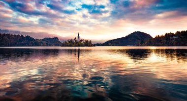 Maria 'nın Hacı Kilisesi' nin panoramik sabah manzarası. Bled Gölü, Julian Alps, Slovenya, Avrupa 'nın nefes kesici sonbahar sahnesi. Seyahat konsepti arka planı.