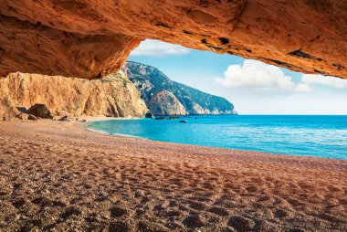 Porto Katsiki Sahili 'nin renkli bahar manzarası. İyon Denizi 'nin büyüleyici sabah deniz manzarası. Lefkada Adası, Yunanistan, Avrupa 'nın güneşli açık hava manzarası. Doğa konseptinin güzelliği.