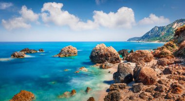 Avali Sahili 'nin göz kamaştırıcı bahar manzarası. İyon Denizi 'nin muhteşem sabah deniz manzarası. Lefkada Adası, Yunanistan, Avrupa 'nın muhteşem doğa manzarası. Doğa konseptinin güzelliği.