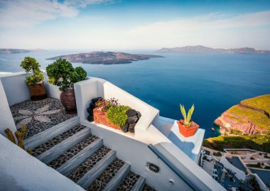 Santorini adasının güneşli sabah manzarası. Yunanistan 'ın ünlü tatil beldesi Thira, Yunanistan, Avrupa' nın resimli bahar sahnesi. Seyahat konsepti geçmişi. İşlenmiş fotoğraf sonrası sanatsal stil