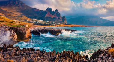 Sicilya, Isolidda Sahili, San Vito Burnu, İtalya, Avrupa 'da dramatik bahar günbatımı. Akdeniz 'in güzel deniz manzarası. Doğa konseptinin güzelliği