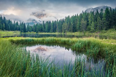 Sabah sisinin içinde Tre Cime di Lavaredo (Drei Zinnen) ile Antorno Gölü 'nün fantastik yaz sahnesi. Dolomite Alpleri 'nin puslu sonbahar manzarası, İtalya, Avrupa. Doğa konseptinin güzelliği.
