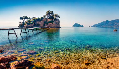 Cameo Adası 'nın muhteşem yaz manzarası. Port Sostis, Zakinthos adası, Yunanistan, Avrupa 'nın ılık sabah manzarası. Doğa konseptinin güzelliği.