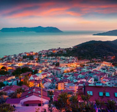 Antalya 'nın Antalya ilçesi Kas şehrinin kuş bakışı görüntüsü, Asya. Küçük Akdeniz yat ve turist kasabasında renkli bahar günbatımı.
