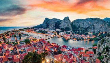 Omis şehrinde etkileyici bir yaz günbatımı. Adriyatik denizi, Dalmaçya kıyıları, Hırvatistan ve Avrupa 'nın fantastik akşam deniz manzarası. Akdeniz ülkelerinin güzel dünyası. 