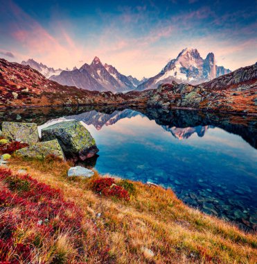 Vallon de Berard Doğa Koruma Alanı, Graian Alpleri, Fransa ve Avrupa 'da etkileyici bir gün batımı. Cheserys Gölü ve Cheserys Gölü 'nün muhteşem sonbahar manzarası, Chamonix' in yeri. Doğa konseptinin güzelliği