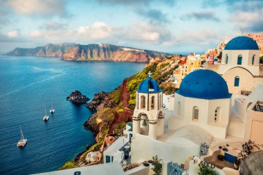 Santorini Adası 'nın puslu sabah manzarası. Yunanistan 'ın ünlü tatil beldesi Fira, Yunanistan ve Avrupa' nın cazip bahar şehirleri. Seyahat konsepti geçmişi. Orton Efekti.