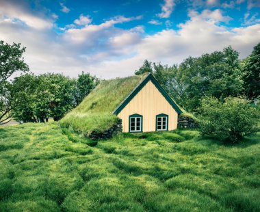 Küçük Hof köyündeki görkemli kilise binası. Skaftafell 'de gün batımı Vatnajokull Ulusal Parkı, Güneydoğu İzlanda, Avrupa. İşlenmiş fotoğraf sonrası sanatsal stil.