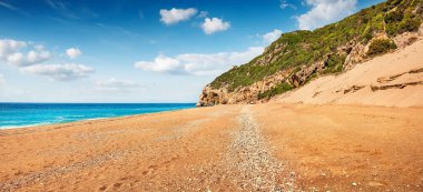 Boş kumsalda dinleniyor Kathisma. İyon Denizi 'nin parlak sabah deniz manzarası. Lefkada Adası, Yunanistan, Avrupa 'nın güzel bir açık hava manzarası. Doğa konseptinin güzelliği.