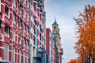 Amsterdam 'da tipik Hollanda mimarisinin bir parçası. Hollanda, Avrupa 'da renkli bir sonbahar sabahı. Seyahat konsepti arka planı.