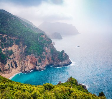 Gyali plajının havadan yaz manzarası. İyon Denizi 'nin etkileyici sabah deniz manzarası. Korfu adası, Yunanistan, Avrupa 'nın muhteşem doğa manzarası. Doğa konseptinin güzelliği. 