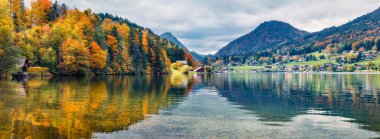 Grundlsee Gölü 'nde panoramik sonbahar manzarası. Gereat 'taki Brauhof köyü manzarası, Styria' daki Avusturya, Avrupa bakışları. Alpler 'in renkli manzarası. Seyahat konsepti arka planı.