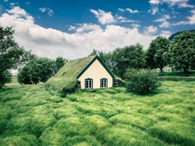 Küçük Hof köyündeki görkemli kilise binası. Vatnajokull Ulusal Parkı 'ndaki Skaftafell' in parlak sabah sahnesi, İzlanda, Avrupa. Kırsal konseptin güzelliği