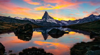 Arka planda Matterhorn / Cervino zirvesi olan Stellisee Gölü 'nün heyecanlı sabah manzarası. İsviçre Alpleri, Zermatt tatil köyü, İsviçre, Avrupa 'nın inanılmaz sonbahar manzarası. Doğa konseptinin güzelliği.