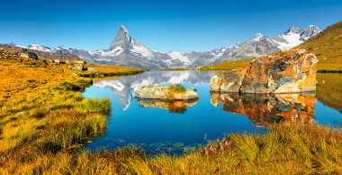 Stellisee Gölü 'nün renkli yaz manzarası. İsviçre Alpleri 'nde Matterhorn (Monte Cervino, Mont Cervin), Zermatt konumu, Valais kantonu, İsviçre, Avrupa.