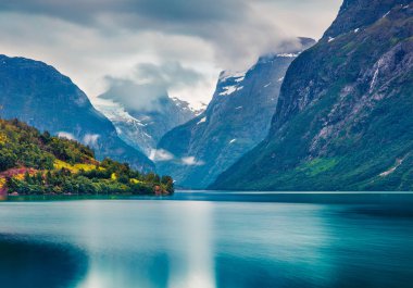 Lovatnet Gölü 'nün karanlık yaz manzarası, Stryn belediyesi, Sogn og Fjordane ilçesi, Norveç. Norveç 'in dramatik akşam sahnesi. Doğa konseptinin güzelliği