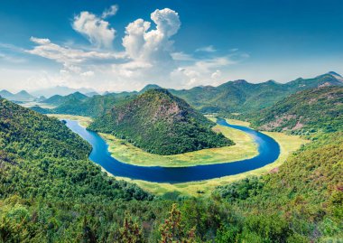 Rijeka Crnojevica Kanyonu 'nun muhteşem manzarası, Skadar Gölü lacation. Karadağ kırsalının aydınlık yaz manzarası. Akdeniz ülkelerinin güzel dünyası. Seyahat konsepti arka planı.