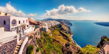 Santorini adasının güneşli sabah manzarası. Yunanistan 'ın ünlü tatil beldesi Fira, Yunanistan ve Avrupa' nın harika bahar manzarası. Seyahat konsepti geçmişi. İşlenmiş fotoğraf sonrası sanatsal stil.