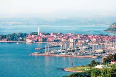 Eski balıkçı kasabası Izola 'nın havadan görünüşü. Adriyatik Denizi 'nin renkli baharı. Slovenya ve Avrupa 'nın güzel manzarası. Kırsal konseptin güzelliği. Instagram filtresi ayarlandı. Orton Efekti