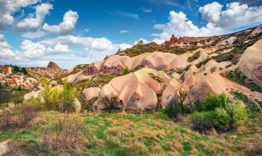Kapadokya 'nın muhteşem ilkbahar manzarası. Uchisar Kalesi 'nin egzotik manzarası. Uchisar köyü peyzajı, Nevsehir ilçesi, Orta Anadolu Bölgesi, Asya.