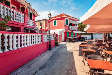 Fiskardo kasabası, İyon Adası 'nın muhteşem ilkbahar manzarası. Kefalonia Adası, Yunanistan, Avrupa 'nın renkli açık hava manzarası. Seyahat konsepti arka planı.