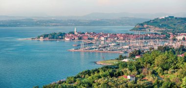 Eski balıkçı kasabası Izola 'nın havadan görünüşü. Adriyatik Denizi 'nin renkli baharı. Slovenya, Avrupa 'nın güzel manzarası. Kırsal konseptin güzelliği. 